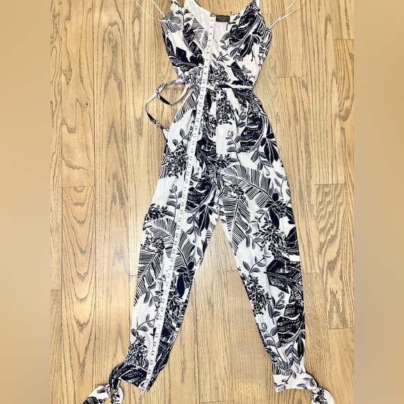 Dress Forum Los Angeles Black and White Floral Tie-Up Split Leg Jumpsuit Size S - Picture 8 of 12